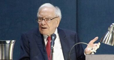 Berkshire Hathaway trims Apple stake, buys NYTimes stock in Buffett’s last