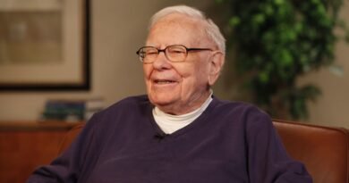 Warren Buffett teams up with Stephen Curry for charity lunch