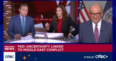 Fed holds rates steady, pares down statement to remove cutting bias
