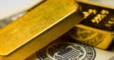 Fed’s Hawkish Hold Splits Metals: Gold Gains, Silver Falls